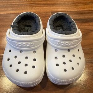 Crocs unisex Toddler Sz C8 white Fleece Lined Clogs